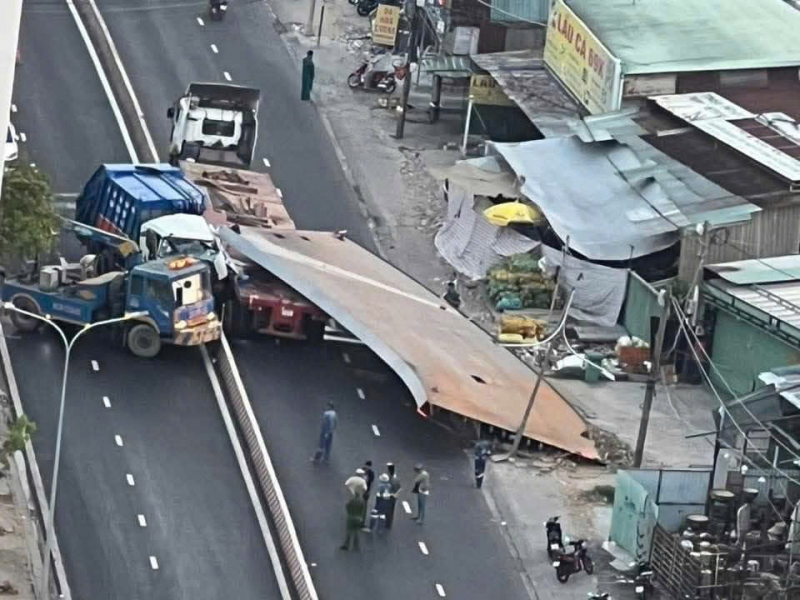 Tấm thép nặng hơn 10 tấn đè cabin, tài xế xe rác tử vong -0