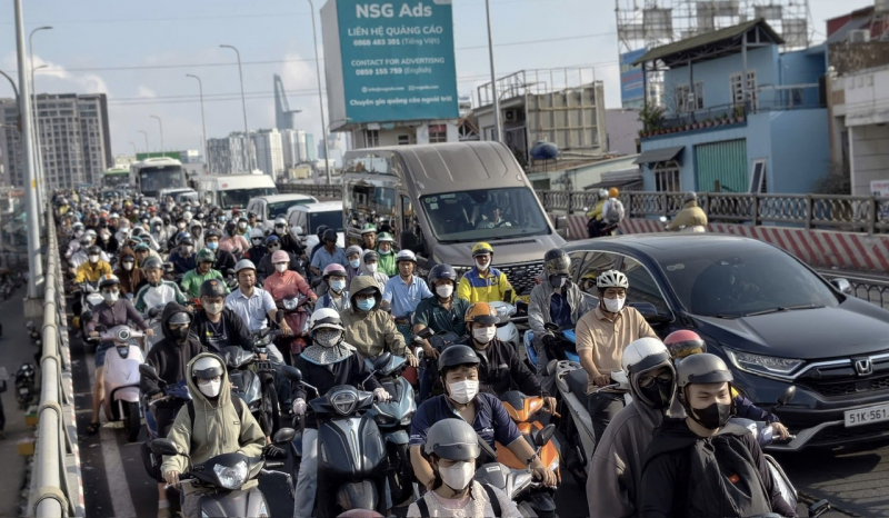 Tấm thép nặng hơn 10 tấn đè cabin, tài xế xe rác tử vong -0