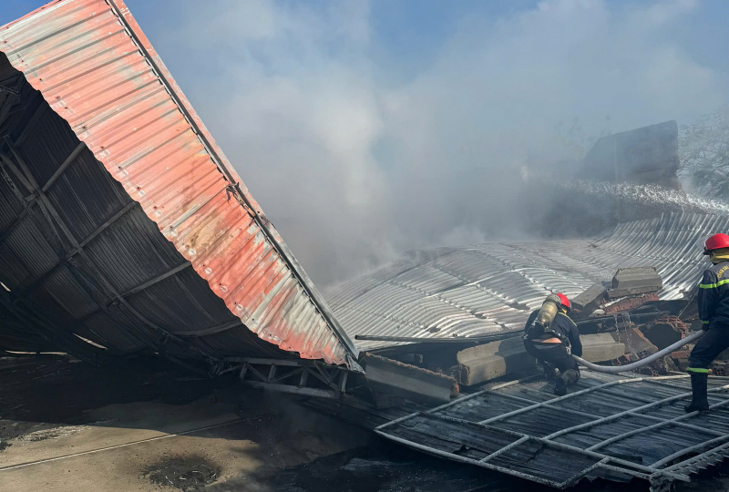    Hỏa hoạn tại nhà kho gia đình, thiêu rụi 1 xe máy và 1 ô tô du lịch -0