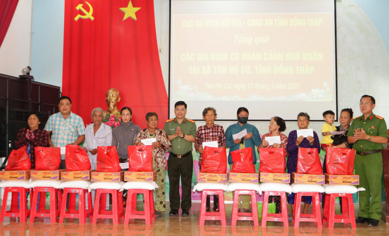 Cục An ninh nội địa tặng quà cho người dân xã biên giới tỉnh Đồng Tháp -0