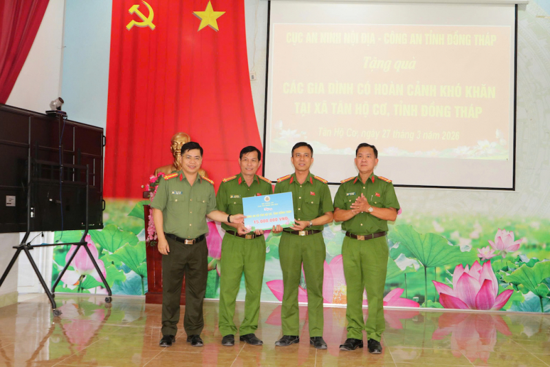 Cục An ninh nội địa tặng quà cho người dân xã biên giới tỉnh Đồng Tháp -0