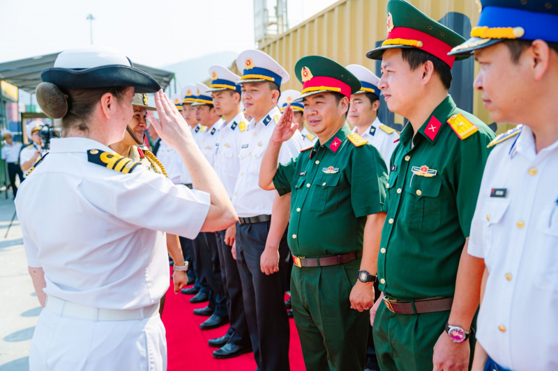 Tàu Hải quân Hoàng gia Australia thăm hữu nghị Đà Nẵng -0