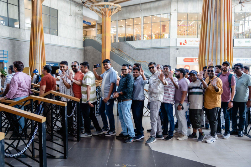 Du khách quốc tế tấp nập chiêm bái núi Bà Đen -0