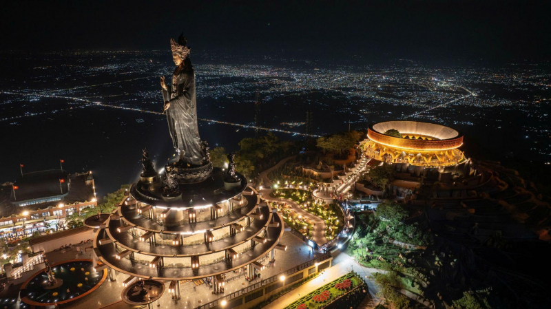 Du khách quốc tế tấp nập chiêm bái núi Bà Đen -3