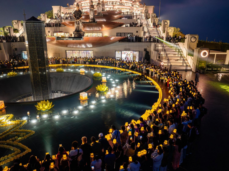 Du khách quốc tế tấp nập chiêm bái núi Bà Đen -4