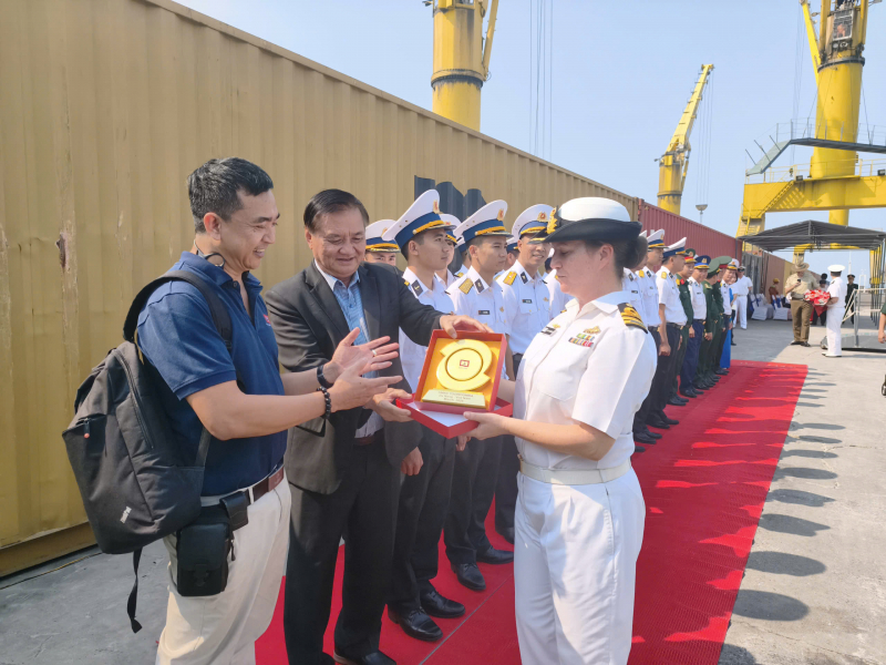 Tàu Hải quân Hoàng gia Australia thăm hữu nghị Đà Nẵng -0
