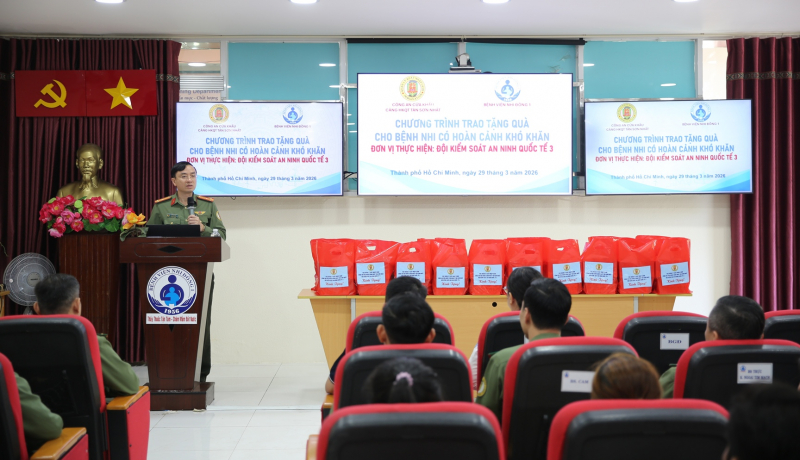 Công an Cửa khẩu Cảng HKQT Tân Sơn Nhất tặng quà cho các bệnh nhi khó khăn -0