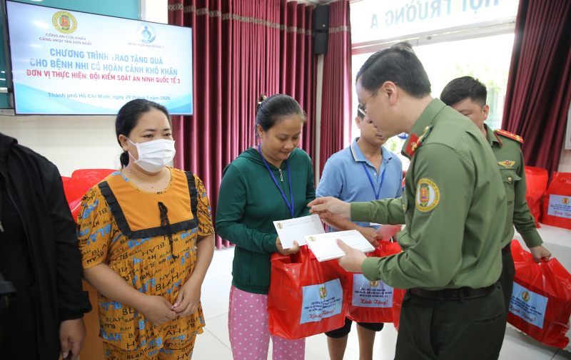Công an Cửa khẩu Cảng HKQT Tân Sơn Nhất tặng quà cho các bệnh nhi khó khăn -1