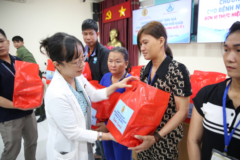 Công an Cửa khẩu Cảng HKQT Tân Sơn Nhất tặng quà cho các bệnh nhi khó khăn -2