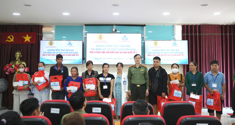 Công an Cửa khẩu Cảng HKQT Tân Sơn Nhất tặng quà cho các bệnh nhi khó khăn -3