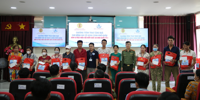 Công an Cửa khẩu Cảng HKQT Tân Sơn Nhất tặng quà cho các bệnh nhi khó khăn -4