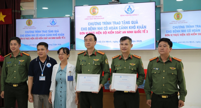 Công an Cửa khẩu Cảng HKQT Tân Sơn Nhất tặng quà cho các bệnh nhi khó khăn -5