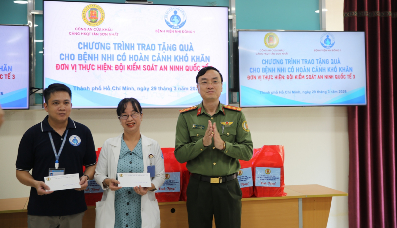 Công an Cửa khẩu Cảng HKQT Tân Sơn Nhất tặng quà cho các bệnh nhi khó khăn -6
