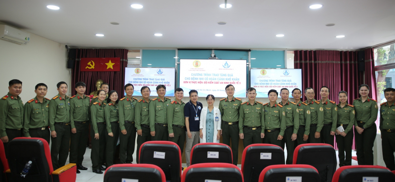 Công an Cửa khẩu Cảng HKQT Tân Sơn Nhất tặng quà cho các bệnh nhi khó khăn -7