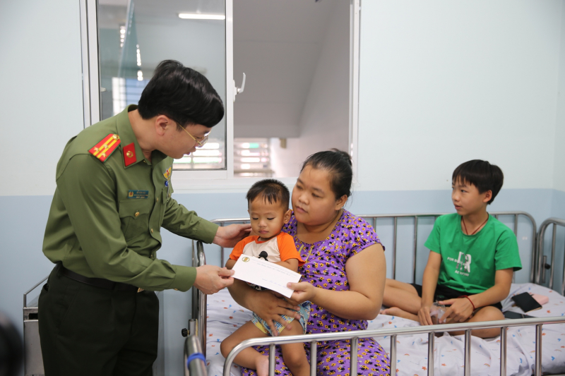 Công an Cửa khẩu Cảng HKQT Tân Sơn Nhất tặng quà cho các bệnh nhi khó khăn -8