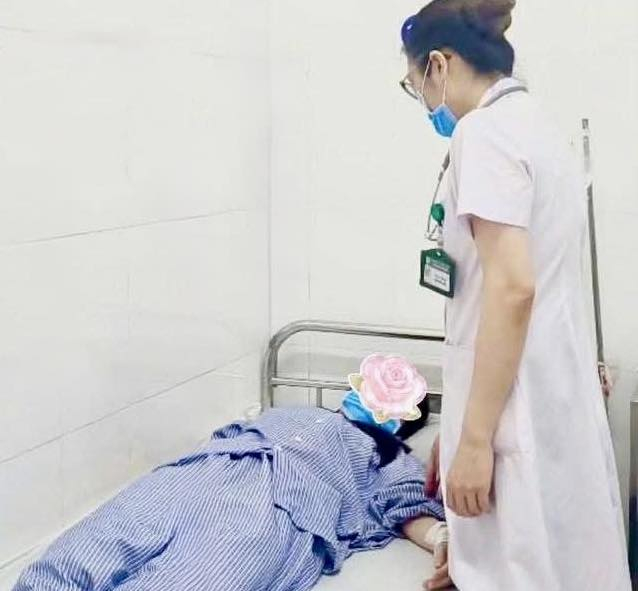 Thường xuyên thức khuya, cô gái trẻ 20 tuổi bị đột quỵ -0