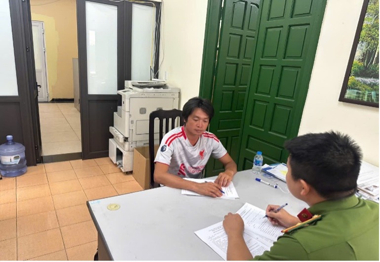 Công an xã vận động đối tượng truy nã về tội “Giết người” ra đầu thú -0