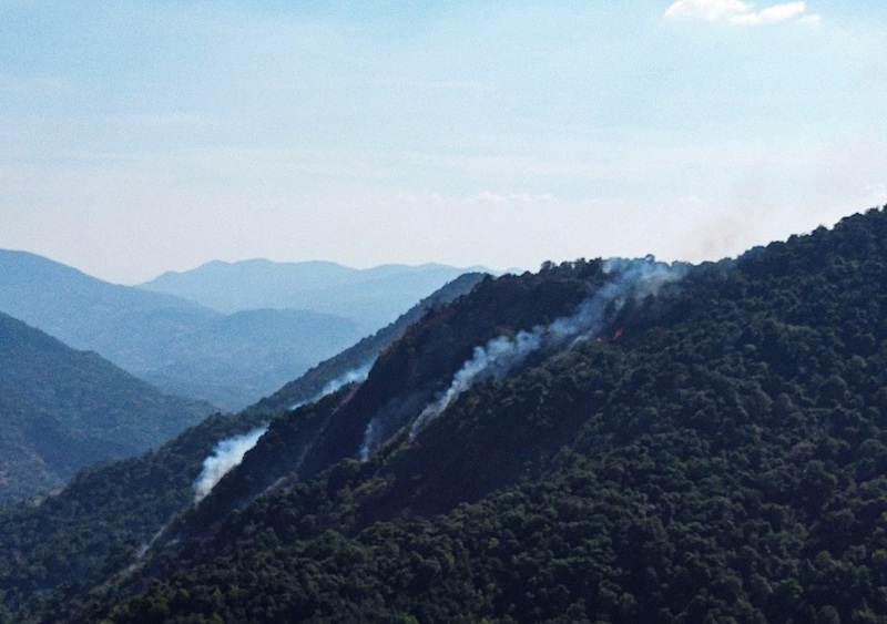 Cháy bãi rác nhiều ngày, khói đen bao trùm, người dân sống trong ngột ngạt -0