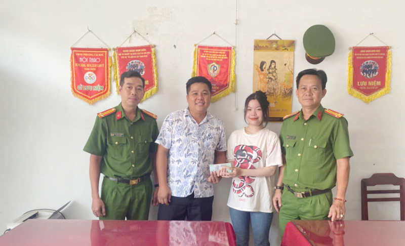 Công an phường hỗ trợ người dân nhận lại trên 79 triệu đồng chuyển nhầm -0