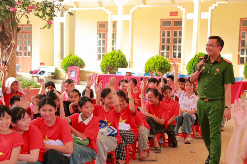 Học viện Cảnh sát nhân dân mang nhiều phần quà ý nghĩa về với học sinh và cán bộ Công an biên giới -0