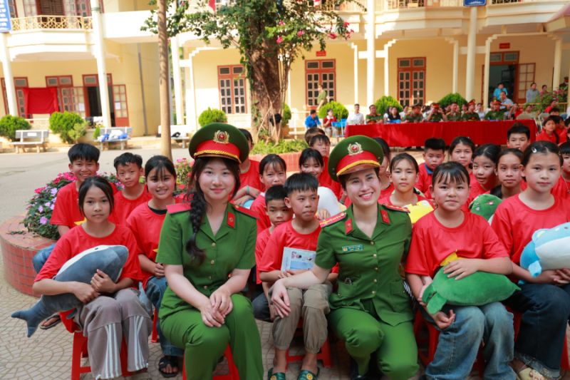 Học viện Cảnh sát nhân dân mang nhiều phần quà ý nghĩa về với học sinh và cán bộ Công an biên giới -0
