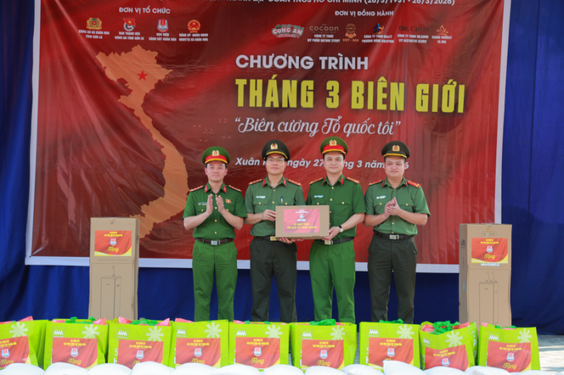 Học viện Cảnh sát nhân dân mang nhiều phần quà ý nghĩa về với học sinh và cán bộ Công an biên giới -0