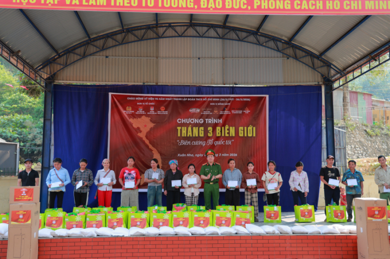 Học viện Cảnh sát nhân dân mang nhiều phần quà ý nghĩa về với học sinh và cán bộ Công an biên giới -0