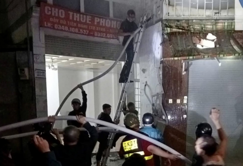 Giải cứu và hướng dẫn 6 người thoát khỏi đám cháy nhà nghỉ cao 5 tầng -0