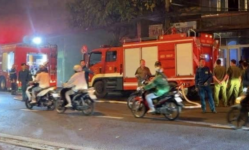 Giải cứu và hướng dẫn 6 người thoát khỏi đám cháy nhà nghỉ cao 5 tầng -0