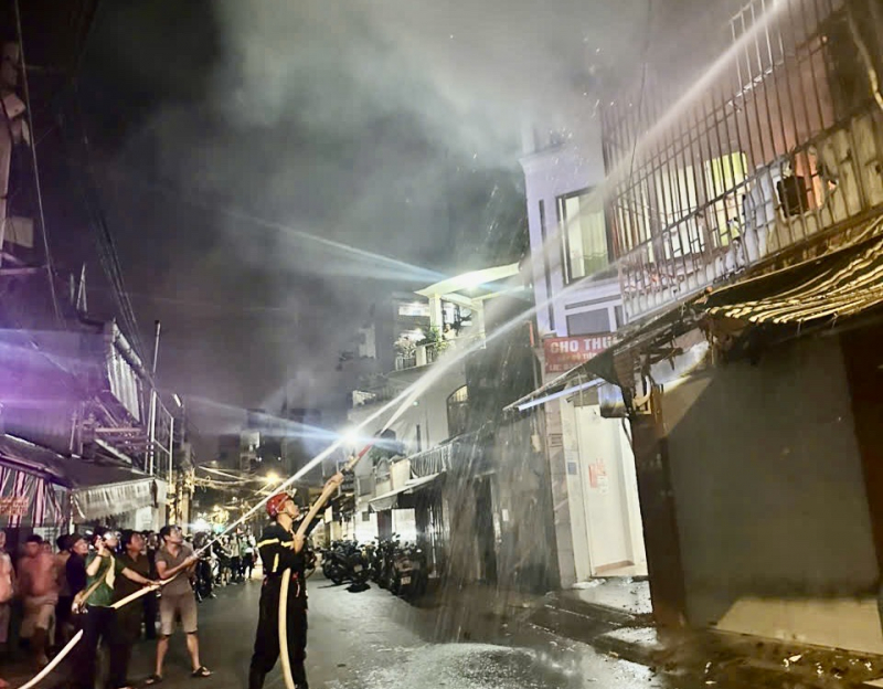 Giải cứu và hướng dẫn 6 người thoát khỏi đám cháy nhà nghỉ cao 5 tầng -0