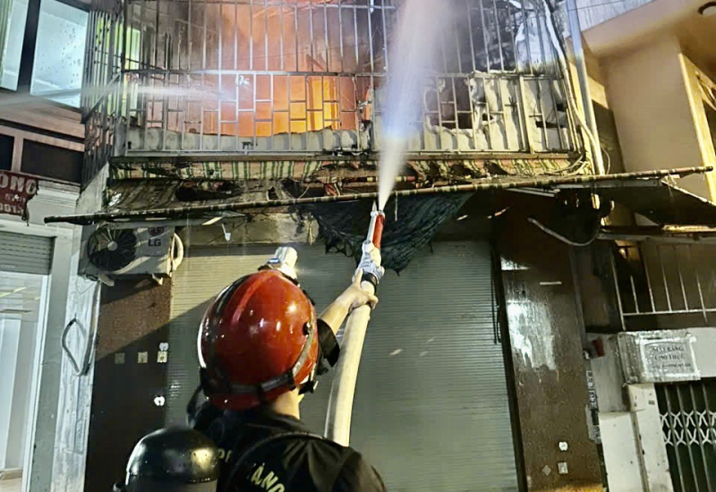 Giải cứu và hướng dẫn 6 người thoát khỏi đám cháy nhà nghỉ cao 5 tầng -1