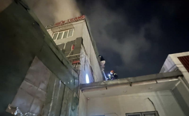 Giải cứu và hướng dẫn 6 người thoát khỏi đám cháy nhà nghỉ cao 5 tầng -1