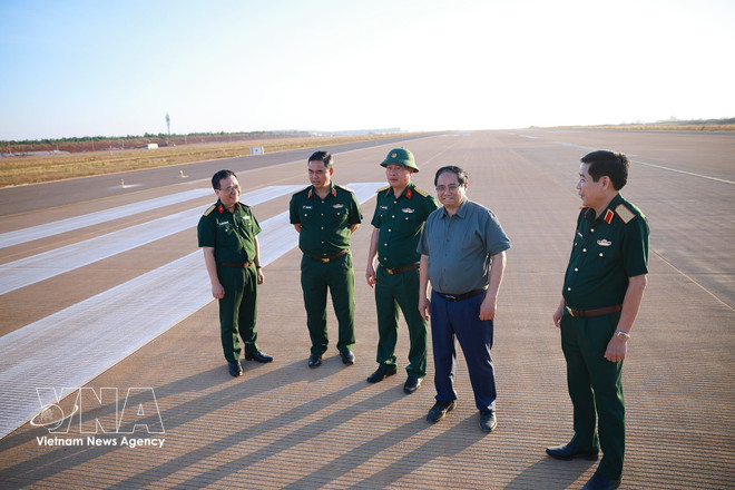 PM sets target to launch Long Thanh airport operations by late 2026 -0