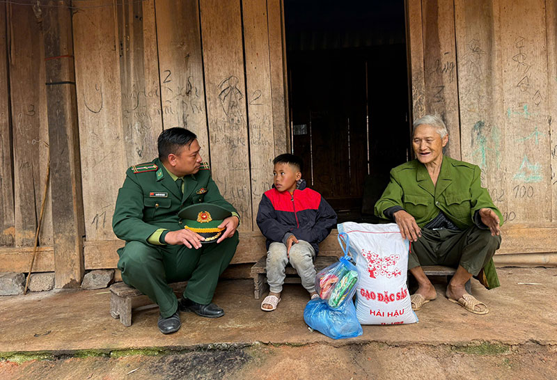Cha nuôi dưới chân núi Pha Luông -0