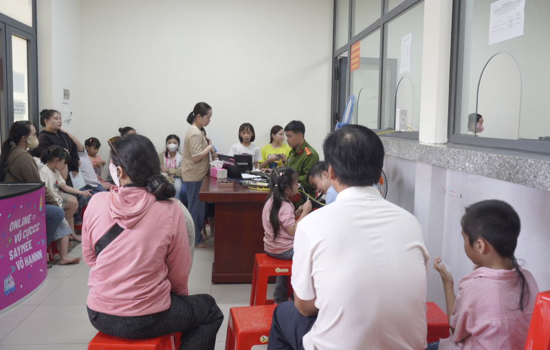 Công an phường ở Cà Mau cấp căn cước cho học sinh những ngày cuối tuần -0