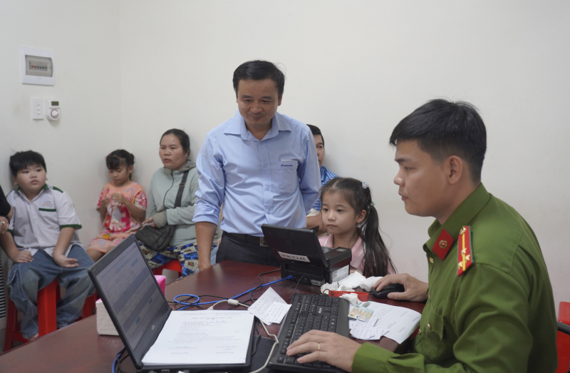 Công an phường ở Cà Mau cấp căn cước cho học sinh những ngày cuối tuần -0