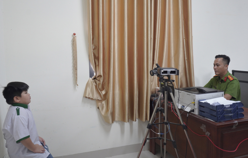 Công an phường ở Cà Mau cấp căn cước cho học sinh những ngày cuối tuần -0