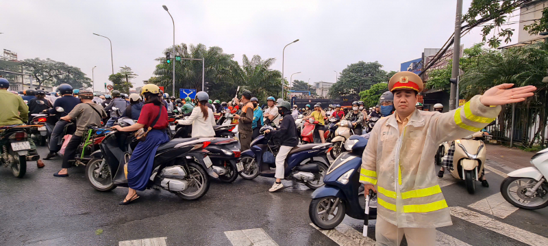 Cấm cầu Long Biên: Người dân chen chân vượt sông sang phố đi làm ngày đầu tuần -0