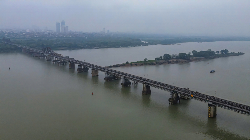 Cấm cầu Long Biên: Người dân chen chân vượt sông sang phố đi làm ngày đầu tuần -0