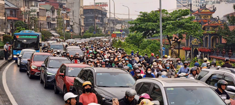 Cấm cầu Long Biên: Người dân chen chân vượt sông sang phố đi làm ngày đầu tuần -0