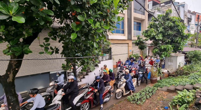 Cấm cầu Long Biên: Người dân chen chân vượt sông sang phố đi làm ngày đầu tuần -0