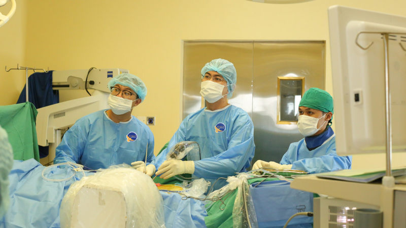 Nữ bệnh nhân bị dao đâm xuyên lưng: Cuộc giải cứu nghẹt thở từ 