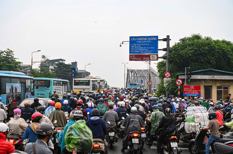 Cấm cầu Long Biên: Người dân chen chân vượt sông sang phố đi làm ngày đầu tuần -0