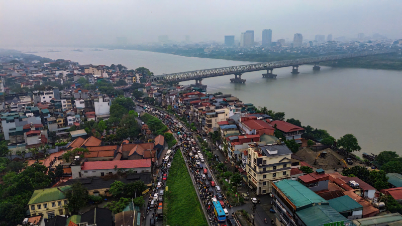 Cấm cầu Long Biên: Người dân chen chân vượt sông sang phố đi làm ngày đầu tuần -0