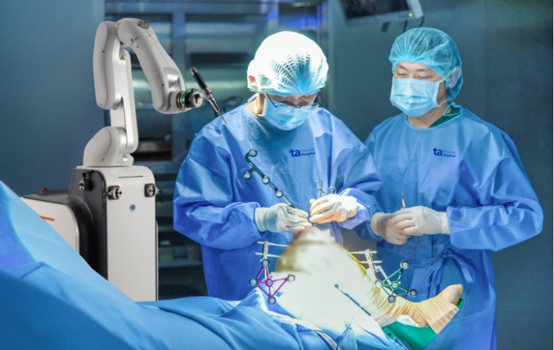 Lần đầu tiên tại Việt Nam thay khớp gối bằng robot trí tuệ nhân tạo -0