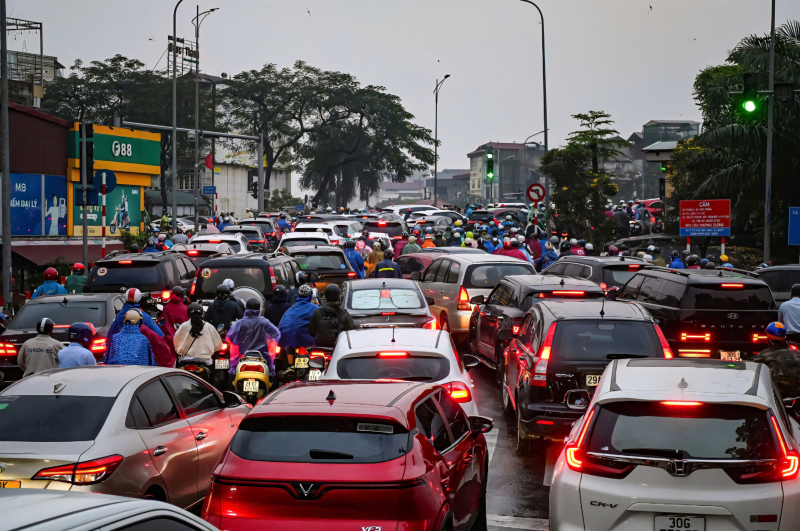 Cấm cầu Long Biên: Người dân chen chân vượt sông sang phố đi làm ngày đầu tuần -0
