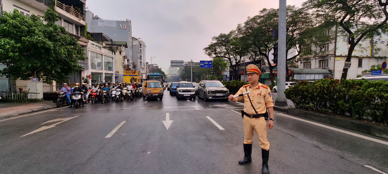 Cấm cầu Long Biên: Người dân chen chân vượt sông sang phố đi làm ngày đầu tuần -0