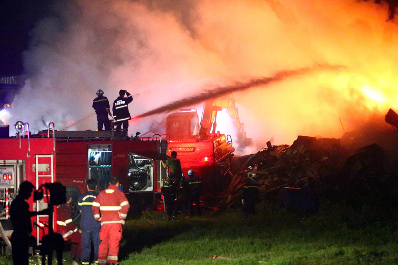 Cháy lớn tại xưởng gỗ đối diện Bệnh viện K Tân Triều -0