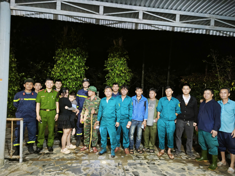 Công an xã phối hợp với lực lượng chức năng xuyên đêm tìm cháu bé 5 tuổi mất tích   -0