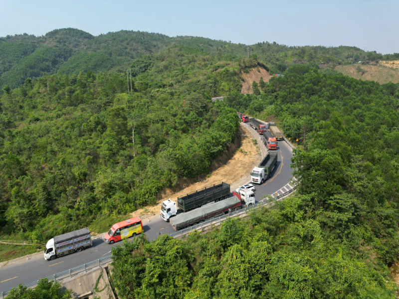 Nguy cơ tai nạn rình rập trên Quốc lộ 49 -0